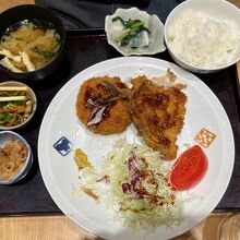 定番定食月見メンチカツとアジフライ定食：1460円