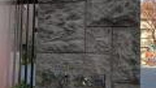 隣接している小学校で受付をして入園する公園