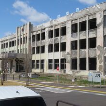 震災遺構 門脇小学校外観。かつての校庭が駐車場になっています