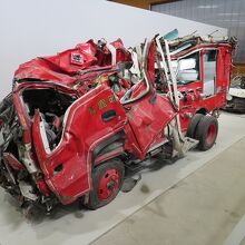 津波被災した車両展示。津波の威力に恐れを感じます。