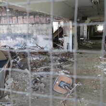 校舎内部には入れません。外側通路から金網越しの見学になります