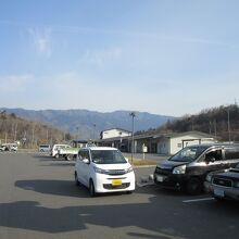 国道163号線沿いの道の駅で京都－三重の府県境にあります