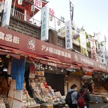 このあたりはアメ横のなかでも規則性がある部分。