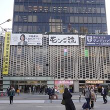 ビルの外観のアミアミが特徴的。