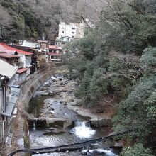 川側の客室だと、下部川の清流を眺めることができます。