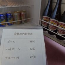 客室冷蔵庫には、アルコール類(有料)があります。