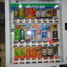 館内にはジュース類の自販機があります。