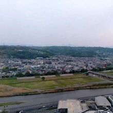 ガラス反射注意、妙義山方向。