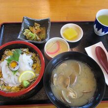 あさりたっぷりの味噌汁付きだった