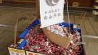 真っ赤な大鳥居が目を引く