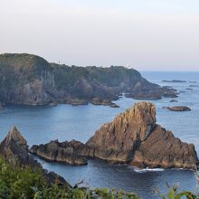 背後に樫野崎灯台を望む