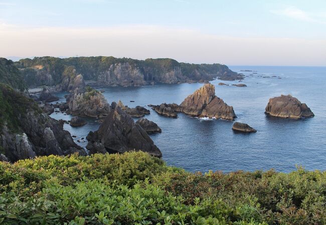 鋭く切り立ったピラミッド型の岩礁