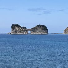 白良浜から進んで最初に見える円月島