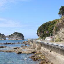 円月島を見ながら海岸沿いに続く道路