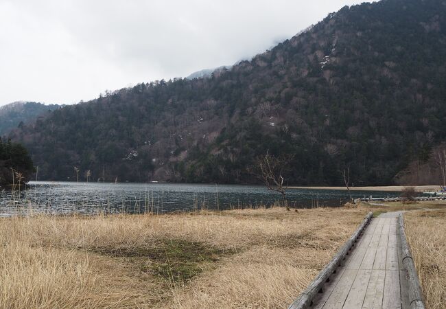 湯ノ湖畔にある