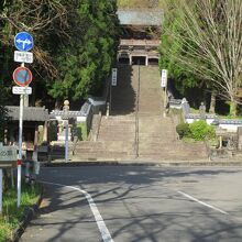 急な階段と見事な山門