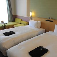 コンパクトな客室。ベッドの寝心地は良い