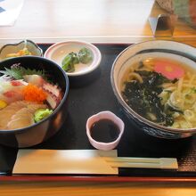 ミニ海鮮丼はうどん付き。糖質過多メニュー。