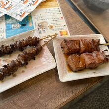 鶏皮串と白レバー串