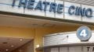 モダンな派手な店構えのザインが目立つ