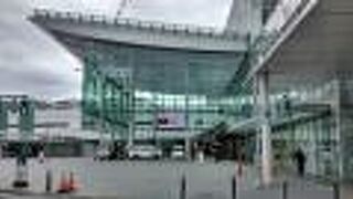 全面ガラス張りの奇抜な美しい建築様式