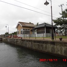 右の建物が中島橋操作室