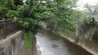 交通量の多い幹線道路のわきにこの一里塚がありました。