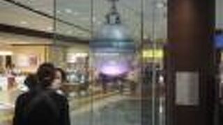 照明でオレンジにも見える