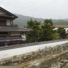 民家の裏を流れる野鳥川。映画のロケ地になった。