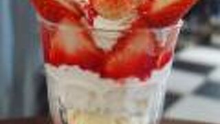 教会利用の建物。雰囲気も食べ物もおいしい。駐車場完備。