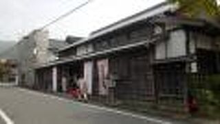 商家町に建つ風情ある建物