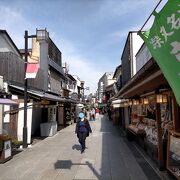 美味しい地元の飲食店・お土産店が道の両側