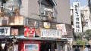 昭和のレトロ感がいっぱいの建物・街並で、コンパクトで展示品も充実