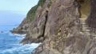 「鬼が城」のネーミングに頷ける　自然が造形した奇岩が続く海岸線