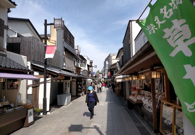 美味しい地元の飲食店・お土産店が道の両側