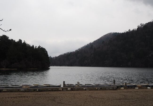 湯ノ湖バス停のすぐ前