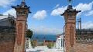 墓地からの海の景色が良いです。