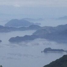 頂上展望台から倉橋島方面をのぞむ。