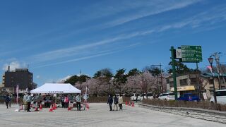 弘前公園沿い、青森銀行資料館の目の前の広場です