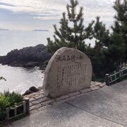 岩場と海の景観が綺麗です。