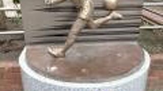 サッカーアニメの有名なキャプテン翼のモニュメントが散らばってある