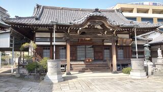 木材をふんだんに使った美しい建築様式が必見