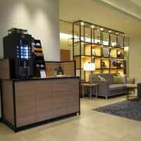 ロビーとコーヒーマシン