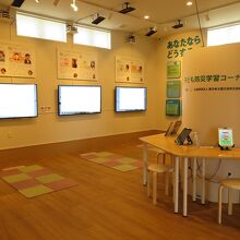 児童たちの震災体験アニメが見られるコーナー。画面はカット。