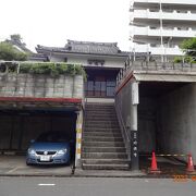 セブンタウン小豆沢の駐車場から旧中山道の方に歩いていくときに左側にあったお寺です。