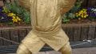 著名な漫画の主人公、両津勘吉氏の像