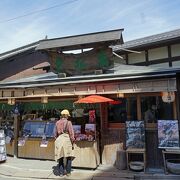 よもぎの香りのする草餅と道明寺の桜餅が美味しい。