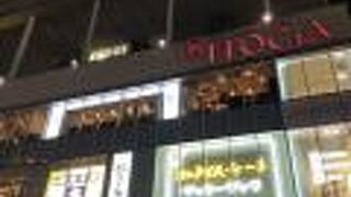 有楽町駅すぐの映画館とレストランの入ったビル