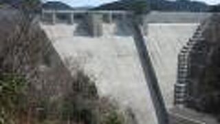 2023年竣工予定の重力式コンクリートダム　工事も終盤戦で2022年3月現在で試験湛水の真っ最中