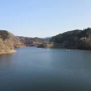 「青蓮寺ダム」によって形成されたダム湖は「青蓮寺湖」